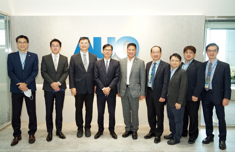 光電前進亞灣成立「AUO解決方案研發中心」，作為多元場域解決方案研發及試驗場域（圖中左為高雄市長陳其邁、圖中右為光電董事長彭双浪）
